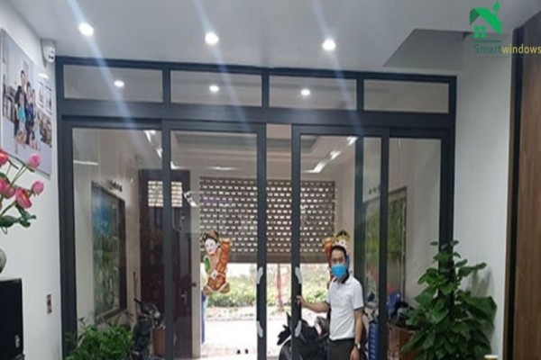 Xu hướng thiết kế nội thất 2025 với cửa lùa trượt quay