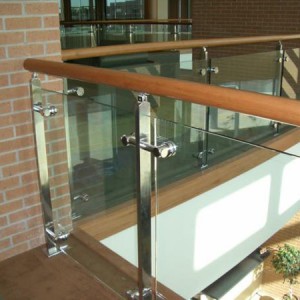 Cầu thang kính tay vịn gỗ :CTKG-05