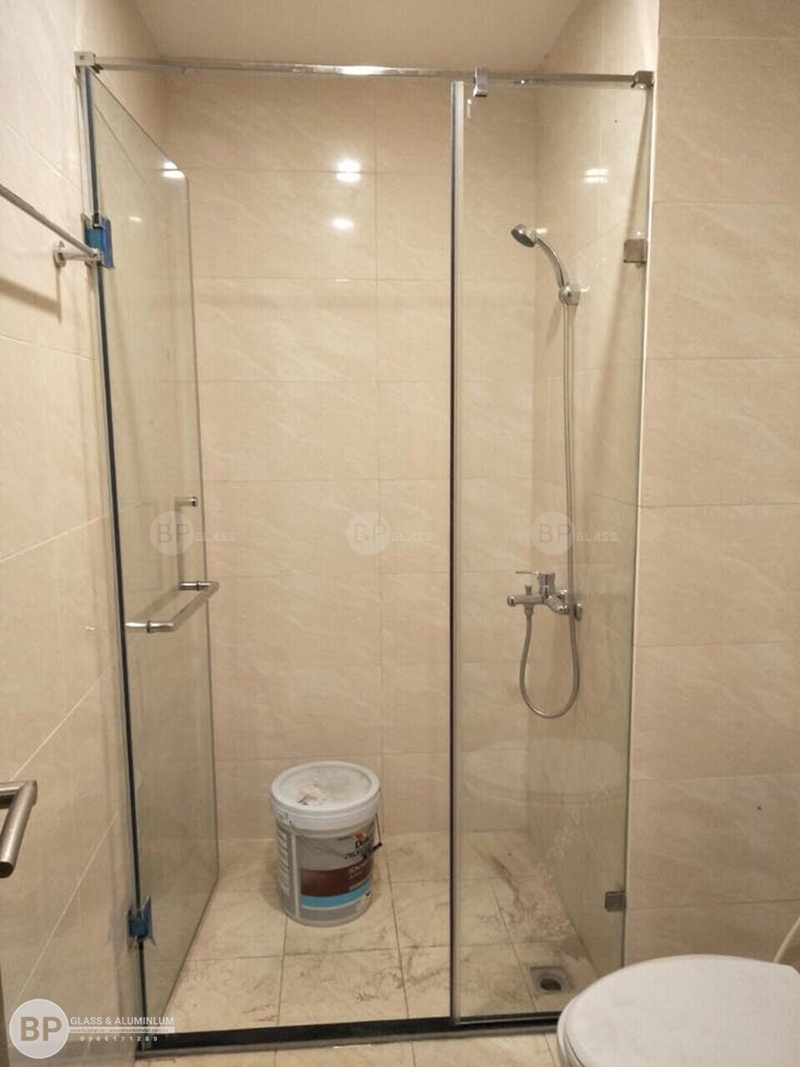 Vách kính tắm đứng mở quay 90 độ là sản phẩm đang làm mưa làm gió trên thị trường. Không chỉ tăng tính thẩm mỹ cho phòng tắm, sản phẩm còn mang đến sự tiện nghi và thoải mái cho người sử dụng. Chỉ với một cử chỉ đơn giản, bạn đã có thể mở vách kính một cách nhanh chóng và dễ dàng.